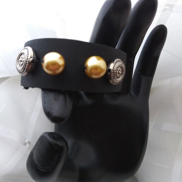 Soft leather cuff bracelet - Picture 4 of 7